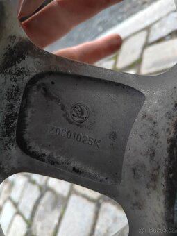 Prodám orig alu 15 škoda Octavia 2 5x112 ET 47 - 7