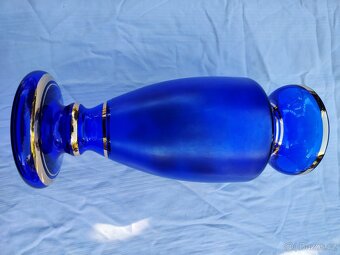 Modrá skleněná váza se zlatým motivem - 7