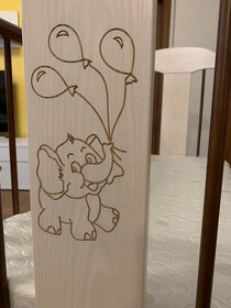 Dětská dřevěná postýlka Tomi slon s kolečky a matrací - 7