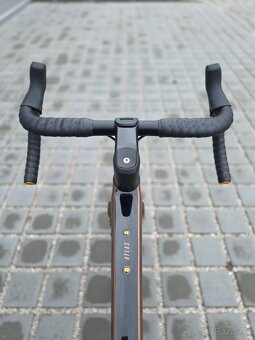 Gravel Focus Atlas 8.9 Carbon 2023 Rival eTap AXS 28" - 7