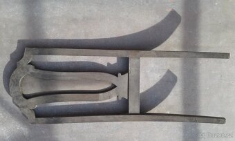 Dvířka s pěkným kováním a fazetovanými skly. - 7