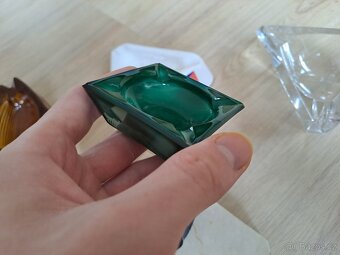 Různé skleněné nebo mramorové popelníky - 7