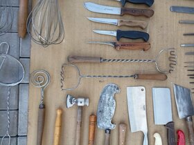 Řeznické vybavení,nože,vidličky,sekáček,kolíbka,ocilka. - 7