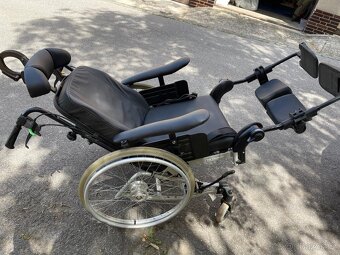 Polohovatelný invalidní vozík - 7
