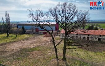 Prodej rodinného domu s pozemky o celkové výměře 4945 m2 v o - 7