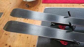 Prodám juniorské sjezdové lyže Atomic Redster XT 140 cm - 7