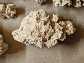 Písek, kameny a umělé korály - 7