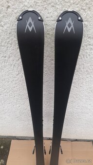 Kvalitní carvingové lyže Völkl 166 cm - 7