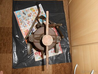 RETRO mazací lis na kolečkách - 25kg - chybí výrobní štítek - 7