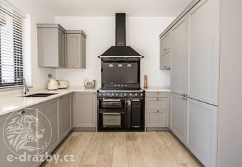 Samostatně stojící vila se 4 ložnicemi zastavěná plocha 338  - 7