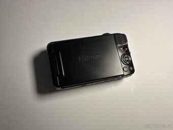 Nikon Coolpix S6600 černý - Výklopný displej - 7