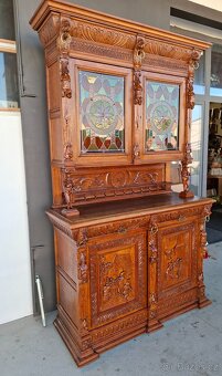 Starožitný vyřezávaný příborník s vitráží - 7