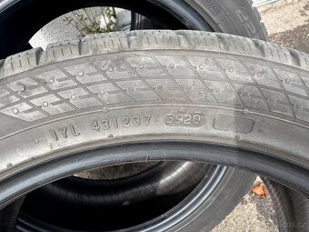 Zimni nokian 225/40 r17 - 7