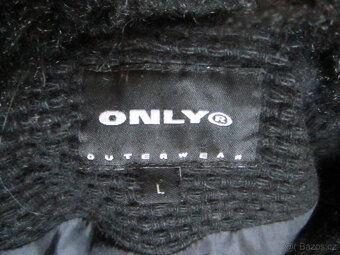 Černý kabát s kožešinou na límci, vel. M/L, délka 115 cm - 7