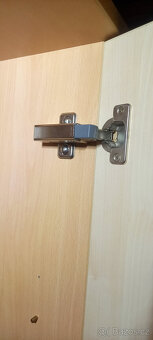 Pevná kvalitní skříň - 7