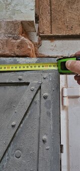 Prodám staré plechové dveře s rámem - 7