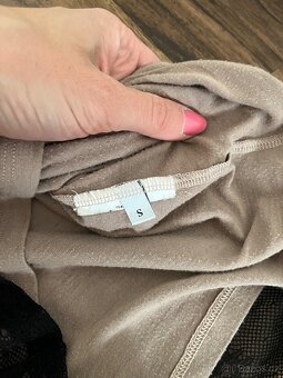 Sexy černé šaty Intimissimi s výstřihem a krajkou - 7