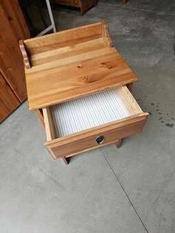 NOČNÍ - ODKLÁDACÍ STOLEK IKEA LEKSVIK S DROBNOU VADOU - 7