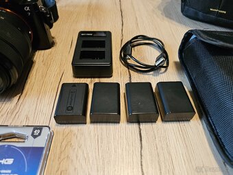 Sony Alpha A7 + prislusenstvi + objektivy - ZEISS 55mm - 7