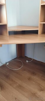Rohový PC stůl s regály a policemi (vč. dvou zásuvek) - 7