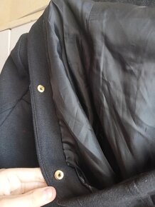 Černý kabátek značky Zara Basic se zlatými detaily a kapucí - 7
