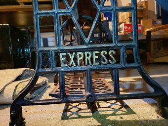 Šicí stroj Bobbin se starožitnou výbavou - 7