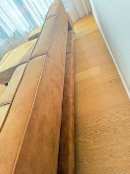 Prodávám luxusní čalouněnou sedačku v barvě karamel - 7