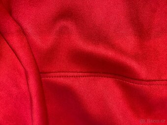 Krásný červený kabátek - 7