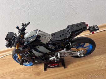 LEGO motorka Yamaha MT10-SP - 7