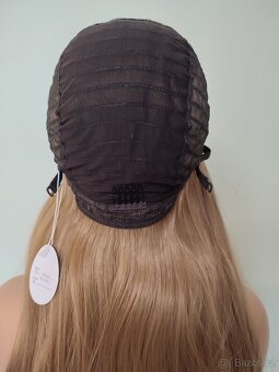 Nová zlatavá vlnitá Lacefront paruka s přirozeným odrostem - 7