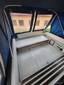 Kajutová motorová loď Draco 25 Twin Cab, zánovní vlek 3500Kg - 7