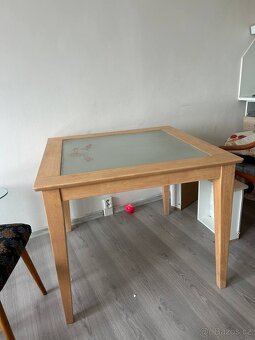 postel, pohovka, lednice, stůl a židle - 7