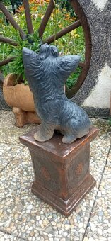 Zahradní dekorace-Soška jorkšír s červenou mašlí - 7