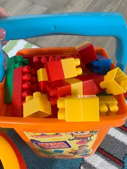 Vozík s kostkami + plastové kostky Mega Bloks - 7