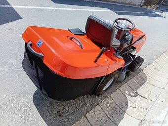 Prodám zahradní traktor Husqvarna 17.5Hp Hydro - 7