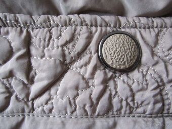 Zimní béžový kabát, zdobený, M/L, výborný stav - 7