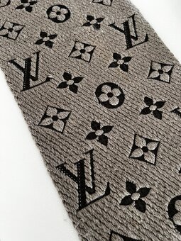 Louis Vuitton logomani šála v beige barvě - 7