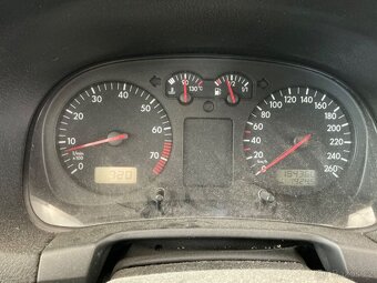 Volkswagen Golf IV 1.6i 77Kw Edition - Klima - 7