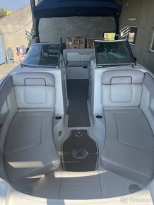 Laminátová sportovní loď SeaRay 240 Sundeck - 7