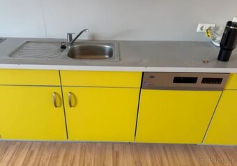 Moderní žlutá kuchyně s vestavěnými spotřebiči,5555 - 7