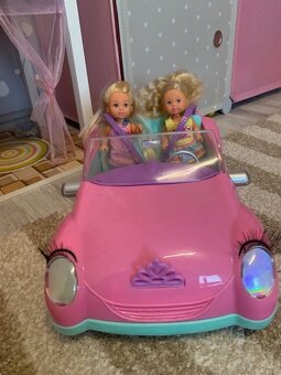 Dřevěný domeček s panenkami, autíčkem a skluzavkou - 7