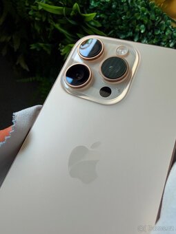 Mobilní telefon Apple iPhone 16 pro 256 GB desert titanium - 7