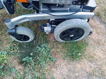 Prodám elektrický invalidní vozík funkční - 7