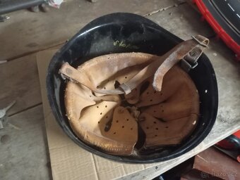 Stará plechová přilba, helma asi vojenská, nebo hasičská - 7