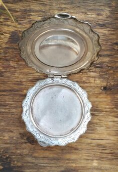 Starožitná stříbrná pudřenka 8.5 cm průměr. Váha 88.2 gramů. - 7