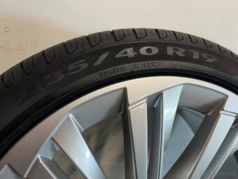 Superb R19 Originální letní sada z nového vozu - 7