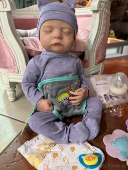 Realistické miminko v šedém overálku N.O.V.É. - 7