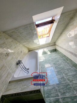 Pronájem prostorného podkrovního bytu 2+kk, 60 m2, ulice J. - 7
