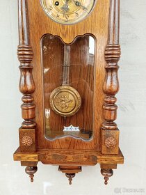 Dřevěné zdobené půlové mechanické nástěnné hodiny - 7