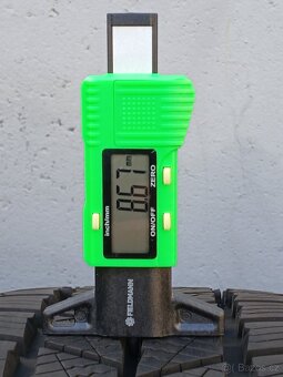 Pěkná zimní orig alu Škoda Kamiq 215/45/18 vzorek 8mm - 7